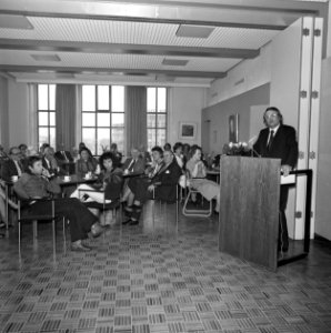 Wim Meijer (staatssecretaris Cultuur, Recreatie en Maatschappelijk Werk) aan het, Bestanddeelnr 927-9030
