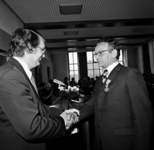 Wim Meijer (staatssecretaris Cultuur, Recreatie en Maatschappelijk Werk) reikt e, Bestanddeelnr 927-9016