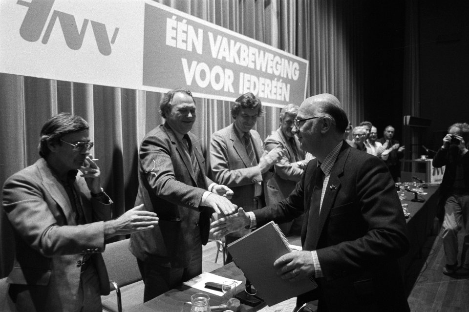 Wim Spit (rechts) geeft Herman Bode (links) de hand, in het midden Wim Kok, Bestanddeelnr 931-7161
