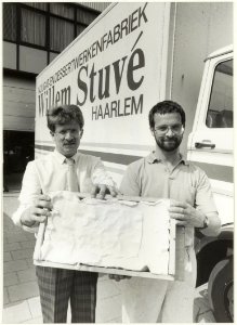 Wim(l) en Frans de Zwart, eigenaars van zoetwarenfabriek Willem Stuvé met een enorme plak noga. NL-HlmNHA 54002627