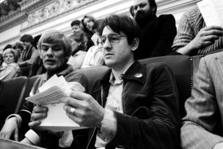 Wim Ullings (r) op de publieke tribune in de Tweede Kamer, Bestanddeelnr 932-5167