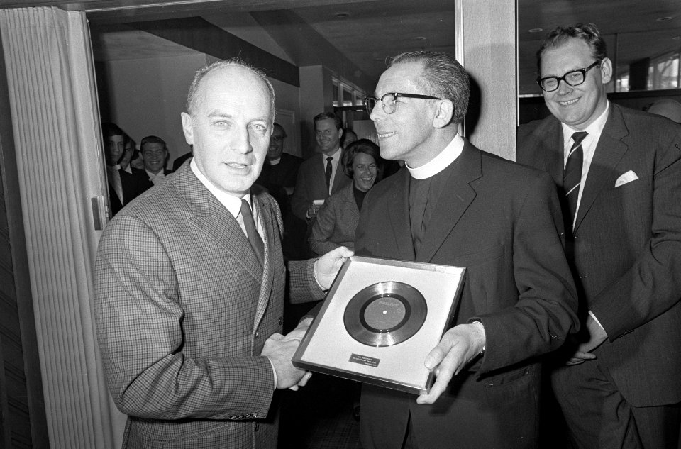 Wim Sonneveld neemt als Frater Venantius een gouden plaat in ontvangst, Bestanddeelnr 919-5906