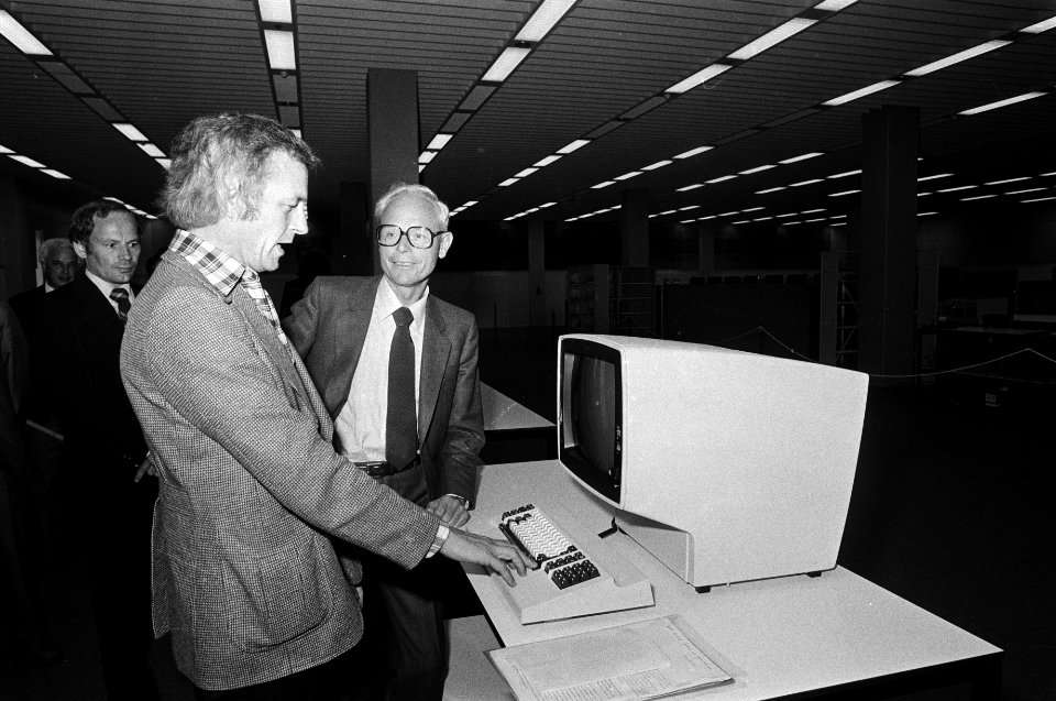 Wim Sinnige achter de computer, naast hem directeur H. Breederveld, Bestanddeelnr 930-2923