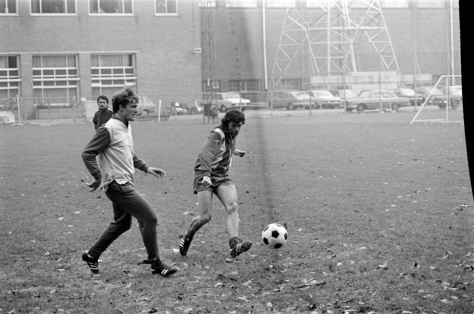 Wim Suurbier traint weer bij Ajax Suurbier (r) in duel met Krol, Bestanddeelnr 928-8443
