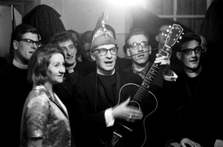 Wim Sonneveld te gast bij carnavalsvereniging De Puime te Wijlre, hier met de , Bestanddeelnr 917-4605