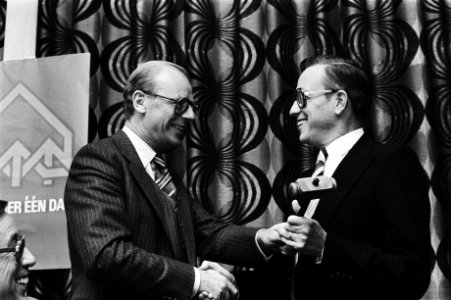 Wim Vergeer (l) draagt de voorzittershamer over aan Piet van Zeil, Bestanddeelnr 930-5336