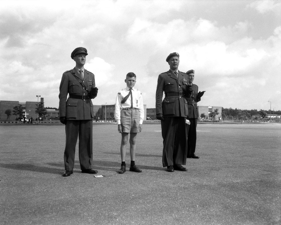 Wim Schaap ( 12 jaar ) uit Nijmegen op bezoek in de Oranjekazerne te Schaarsberg, Bestanddeelnr 908-9288