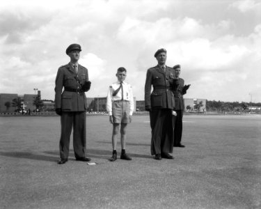 Wim Schaap ( 12 jaar ) uit Nijmegen op bezoek in de Oranjekazerne te Schaarsberg, Bestanddeelnr 908-9288