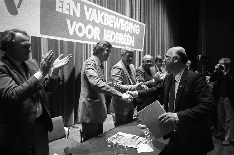 Wim Spit (rechts) geeft Wim Kok de hand, links Herman Bode, Bestanddeelnr 931-7162