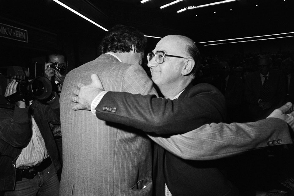 Wim Spit omhelst Wim Kok (op de rug gezien), Bestanddeelnr 931-7156