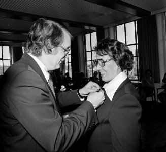 Wim Meijer (staatssecretaris Cultuur, Recreatie en Maatschappelijk Werk) reikt e, Bestanddeelnr 927-9014