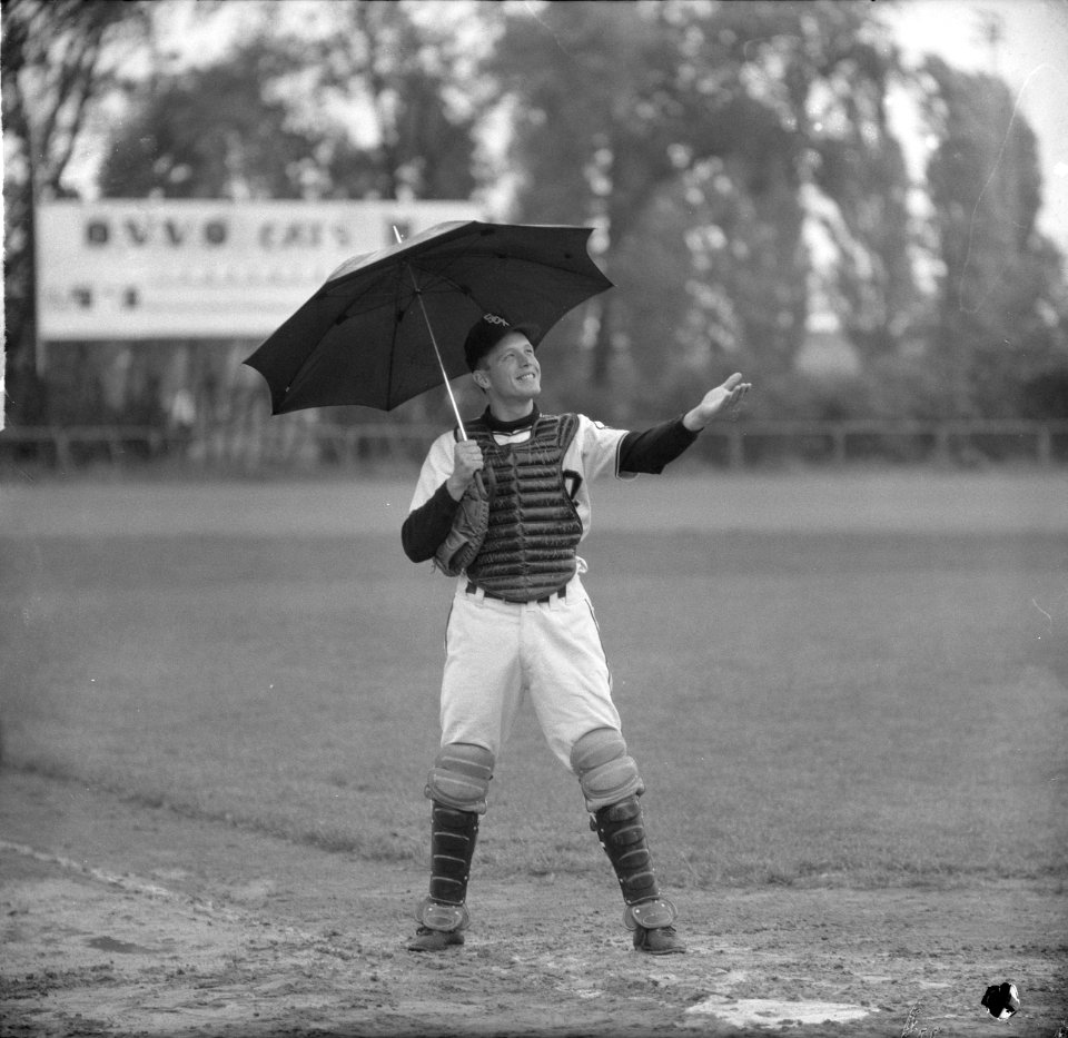 Wim Crouwel, catcher van OVVO, met paraplu, Bestanddeelnr 916-6318