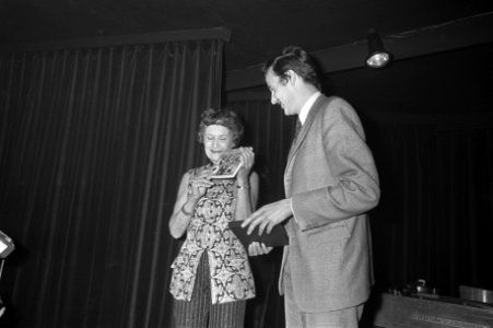 Willy Corsari krijgt plaat in Bellevue, Willy Corsari met heer Kok van uitgeveri, Bestanddeelnr 925-9889