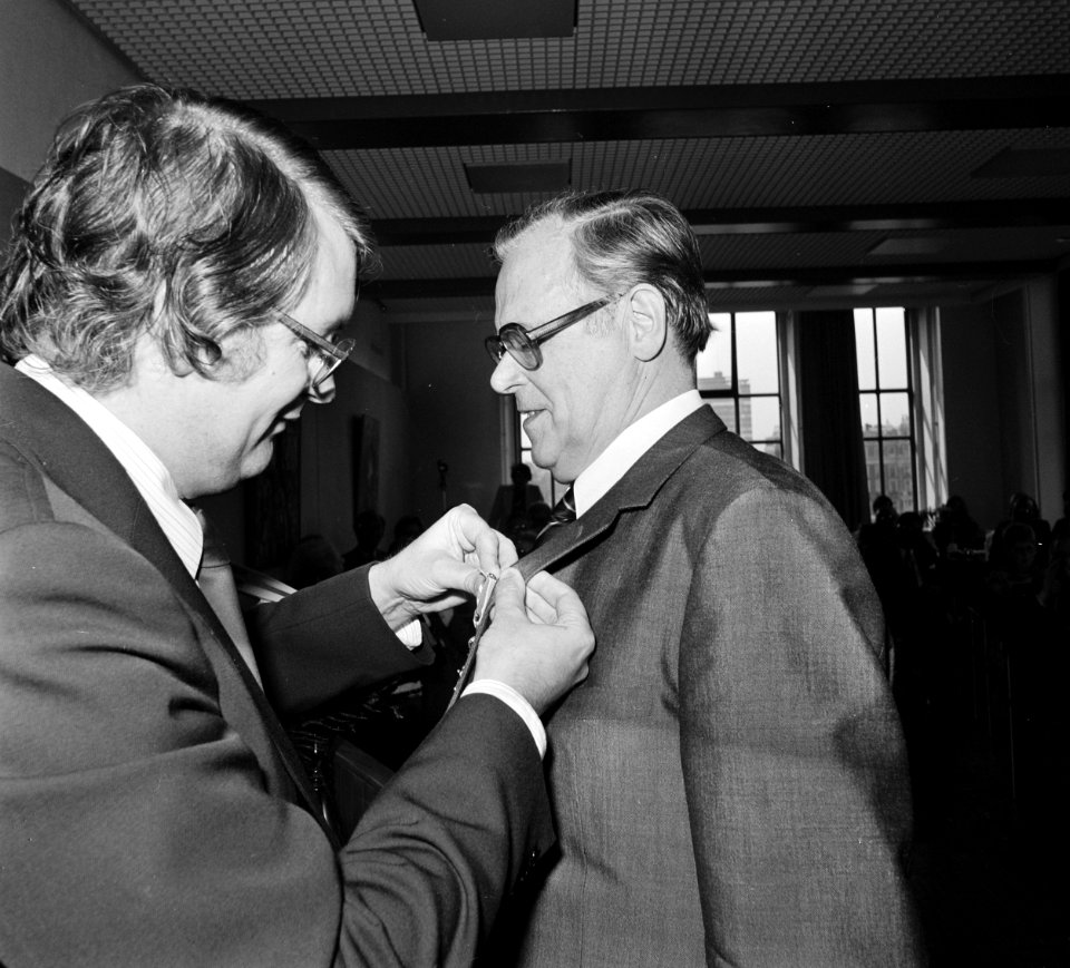 Wim Meijer (staatssecretaris Cultuur, Recreatie en Maatschappelijk Werk) reikt e, Bestanddeelnr 927-9011