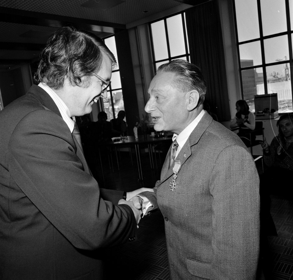 Wim Meijer (staatssecretaris Cultuur, Recreatie en Maatschappelijk Werk) reikt e, Bestanddeelnr 927-9017