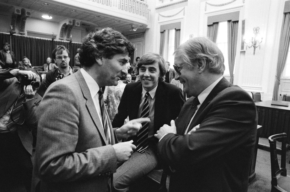 Wim Meijer (PVDA) in gesprek met Ruud Lubbers (CDA) en Ed Nijpels (VVD), Bestanddeelnr 932-3444