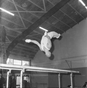Willy Jager kampioen turnen van Nederland, salto op de brug, Bestanddeelnr 914-5690
