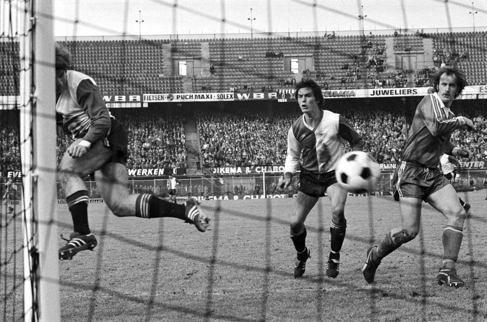 Wim Van Til (links) scoort het eerste doelpunt, midden Jan Peters , rechts Ton M, Bestanddeelnr 930-1481