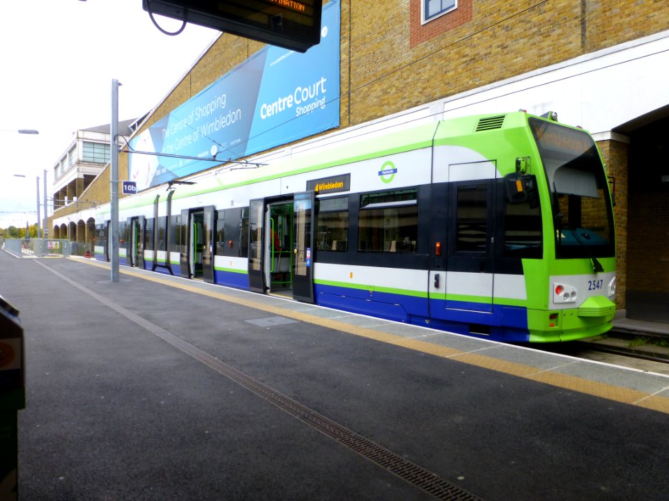 Wimbledon-Tramlink-Plat10b-2547-P1390142
