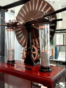 Wimshurst's influence machine, early 1900s - Cabinet of Physics (Arppeanum) - - DSC05152