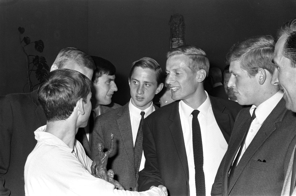 Willy Dullens voetballer van het jaar, Dullens met Cruyf f Nuninga, PietersGraaf, Bestanddeelnr 919-1755