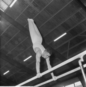 Willy Jager kampioen turnen van Nederland, aan brug ongelijke leggers, Bestanddeelnr 914-5693