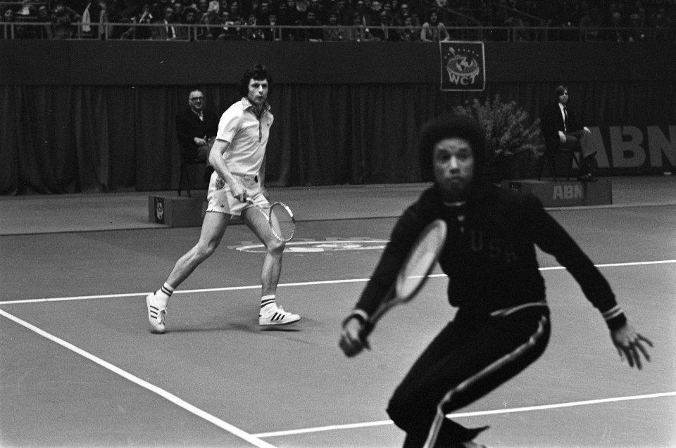Wim van Hanegem en Tom Okker spelen tegen Ashe en Wim Suurbier tijdens tennistoe, Bestanddeelnr 927-7752