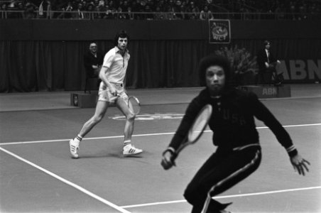 Wim van Hanegem en Tom Okker spelen tegen Ashe en Wim Suurbier tijdens tennistoe, Bestanddeelnr 927-7752
