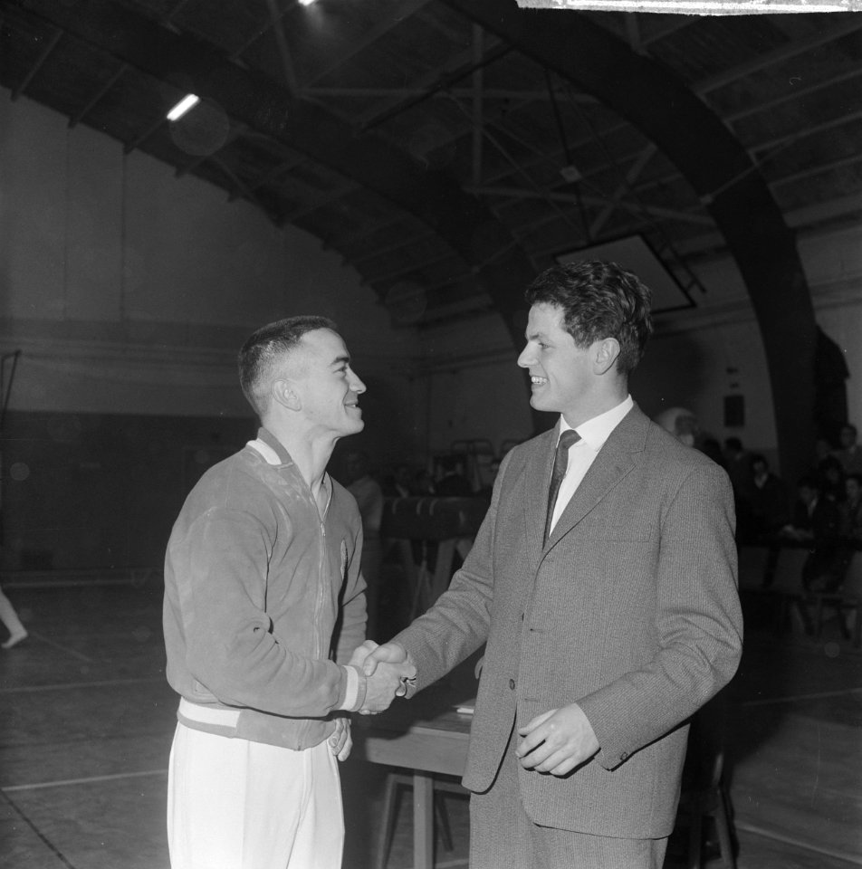 Willy Jager kampioen turnen van Nederland, gefeliciteerd door G van den Berg, Bestanddeelnr 914-5694