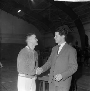 Willy Jager kampioen turnen van Nederland, gefeliciteerd door G van den Berg, Bestanddeelnr 914-5694