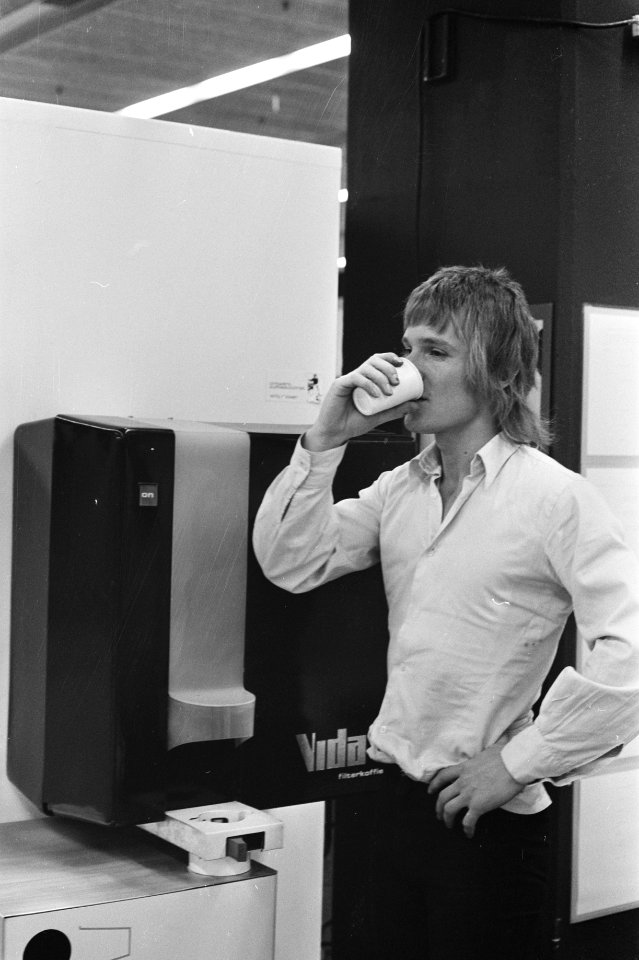 Willy Moser drinkt koffie uit zijn automaat, Bestanddeelnr 924-5667