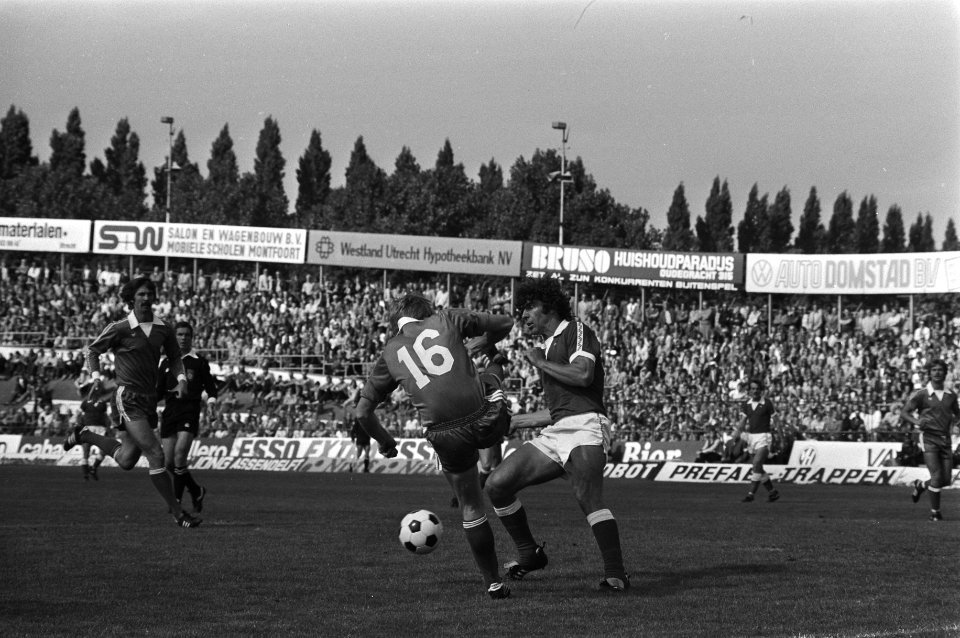 Wim van Hanegem (Utrecht) in duel met Waslander (nummmer 16), Bestanddeelnr 930-4448