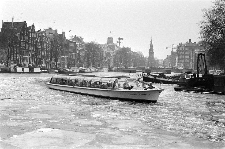 Winter in Nederland rondvaartboot ploegt zich door ijs in de Amstel in Amsterda, Bestanddeelnr 928-3967