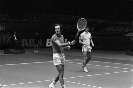 Wim van Hanegem en Tom Okker spelen tegen Ashe en Wim Suurbier tijdens tennistoe, Bestanddeelnr 927-7749