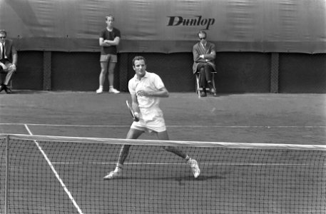 Wimbledon-spelers in Scheveningen. Tom Okker (links) speelde tegen Marty Riessen, Bestanddeelnr 921-4949