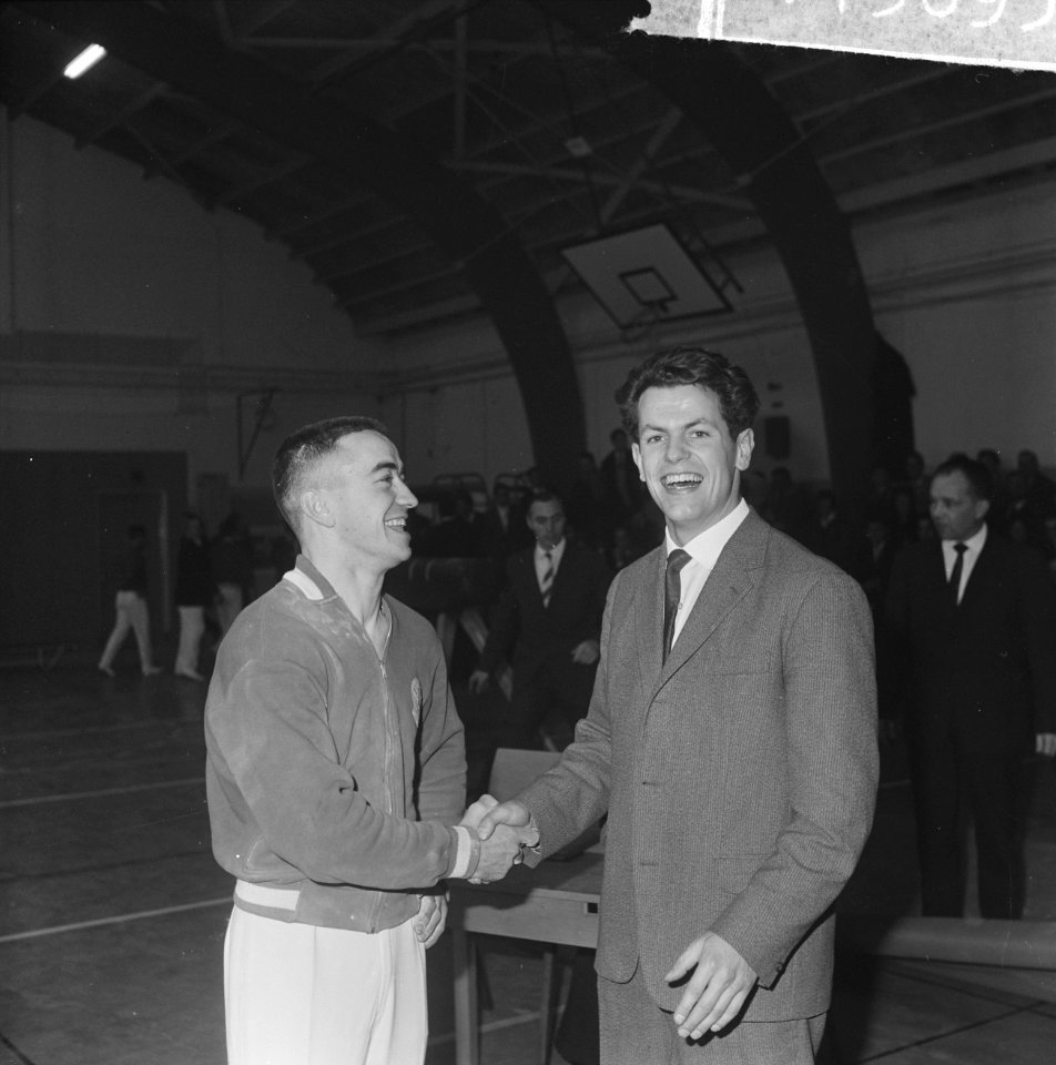 Willy Jager kampioen turnen van Nederland, gefeliciteerd door G van den Berg, Bestanddeelnr 914-5695