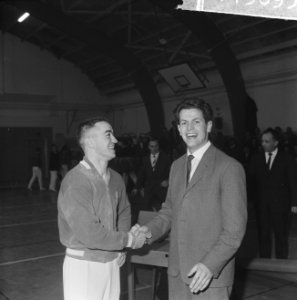Willy Jager kampioen turnen van Nederland, gefeliciteerd door G van den Berg, Bestanddeelnr 914-5695