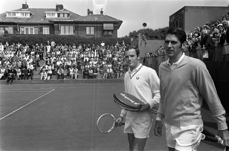 Wimbledon-spelers in Scheveningen. Tom Okker (links) speelde tegen Marty Riessen, Bestanddeelnr 921-4948