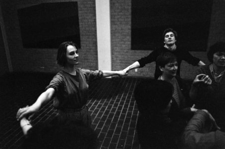Wilma Vesseur geeft op de VU in Amsterdam les in de sacred-dance, Bestanddeelnr 933-5529