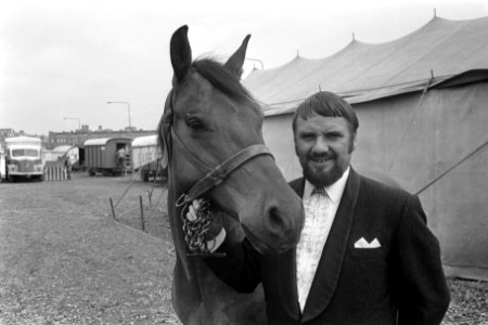 Willy Mullens, circus Circus Sarrasani (dressuur paarden). Opdracht Telegraaf., Bestanddeelnr 921-5297