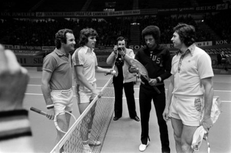 Wim van Hanegem en Tom Okker spelen tegen Ashe en Wim Suurbier tijdens tennistoe, Bestanddeelnr 927-7750