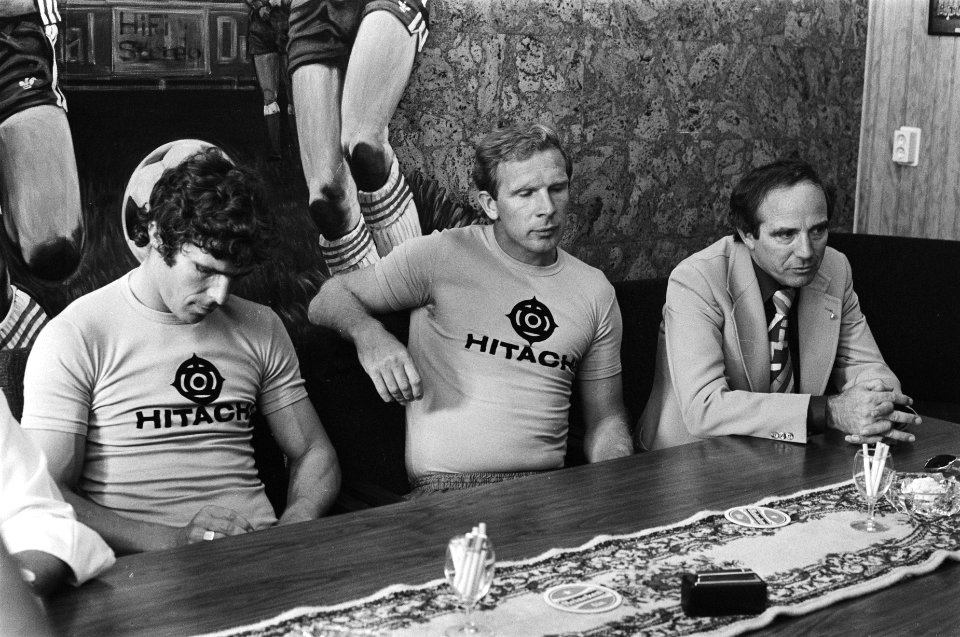 Wim van Hanegem naar AZ 1967 , v.l.n.r. tijdens persconferentie Wim van Hanegem, Bestanddeelnr 928-7390