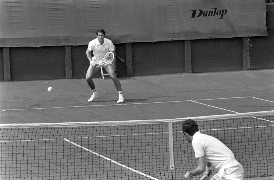 Wimbledon-spelers in Scheveningen. Tom Okker (links) speelde tegen Marty Riessen, Bestanddeelnr 921-4947