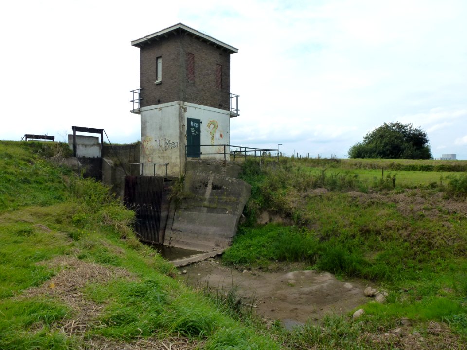 Winssen (Beuningen Gld) trafohuis en sluis Dijk 12 (04)