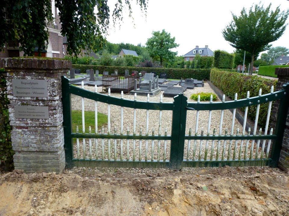 Winssen (Beuningen Gld) NH kerkhof toegangshek