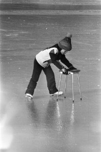 Winter kind leert schaatsen met stoel, Bestanddeelnr 928-3927