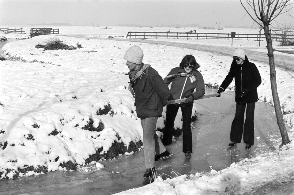 Winter 1976 schaatsen op slootjes in Broek in Waterland, Bestanddeelnr 928-3871