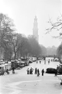 Winter in Nederland schaatsers op Prinsengracht in Amsterdam met Westertoren, Bestanddeelnr 928-3968