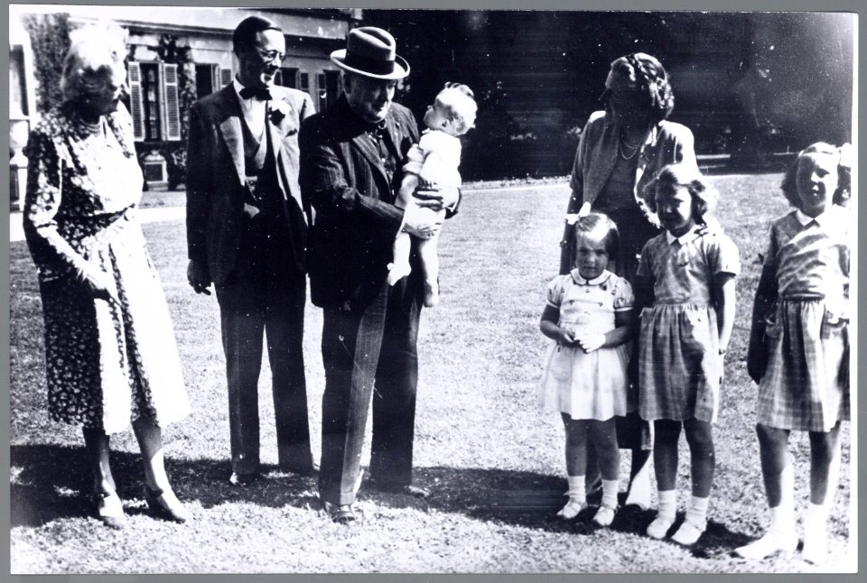 Winston Churchill en mw. Churchill met prinses Juliana en prins Bernhard en de …, Bestanddeelnr 006-0943