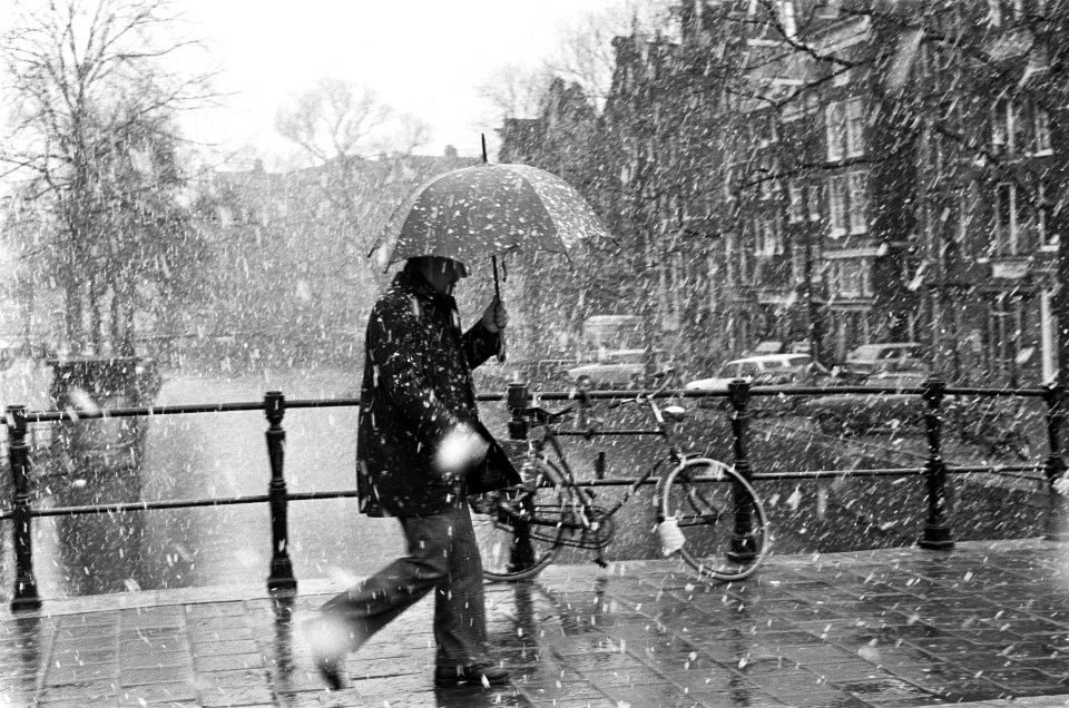 Winter in Amsterdam sneeuwbui in Amsterdam, Bestanddeelnr 927-8098